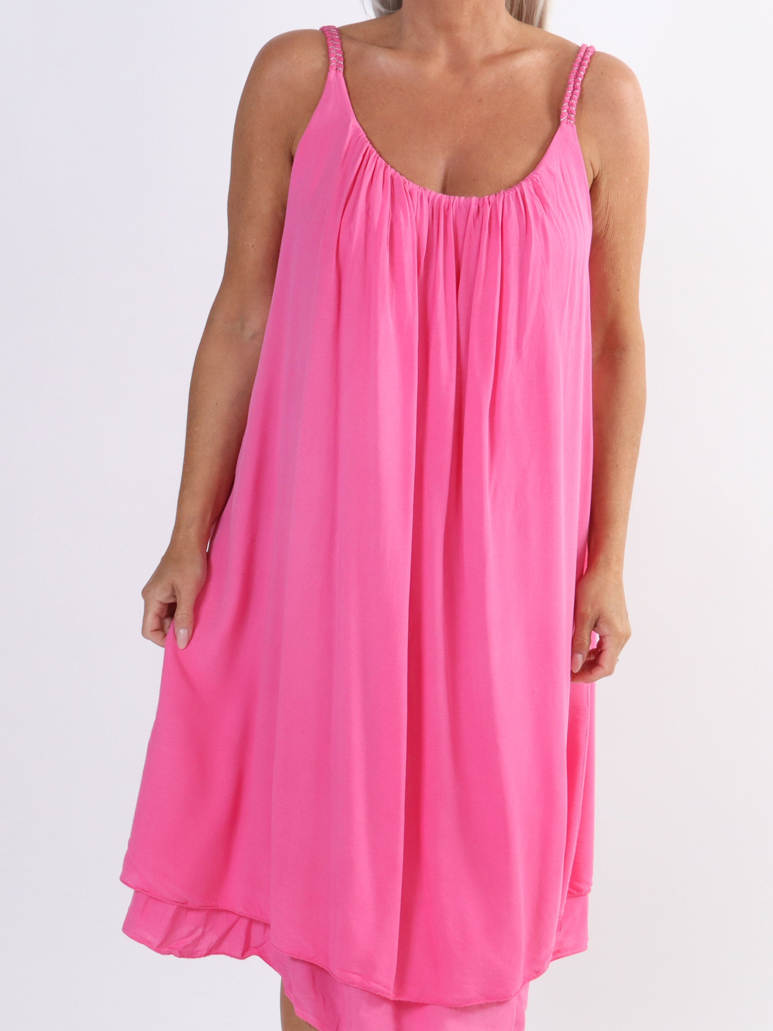 Asia Dress - Söt viskosklänning i plus size med flätade axelband